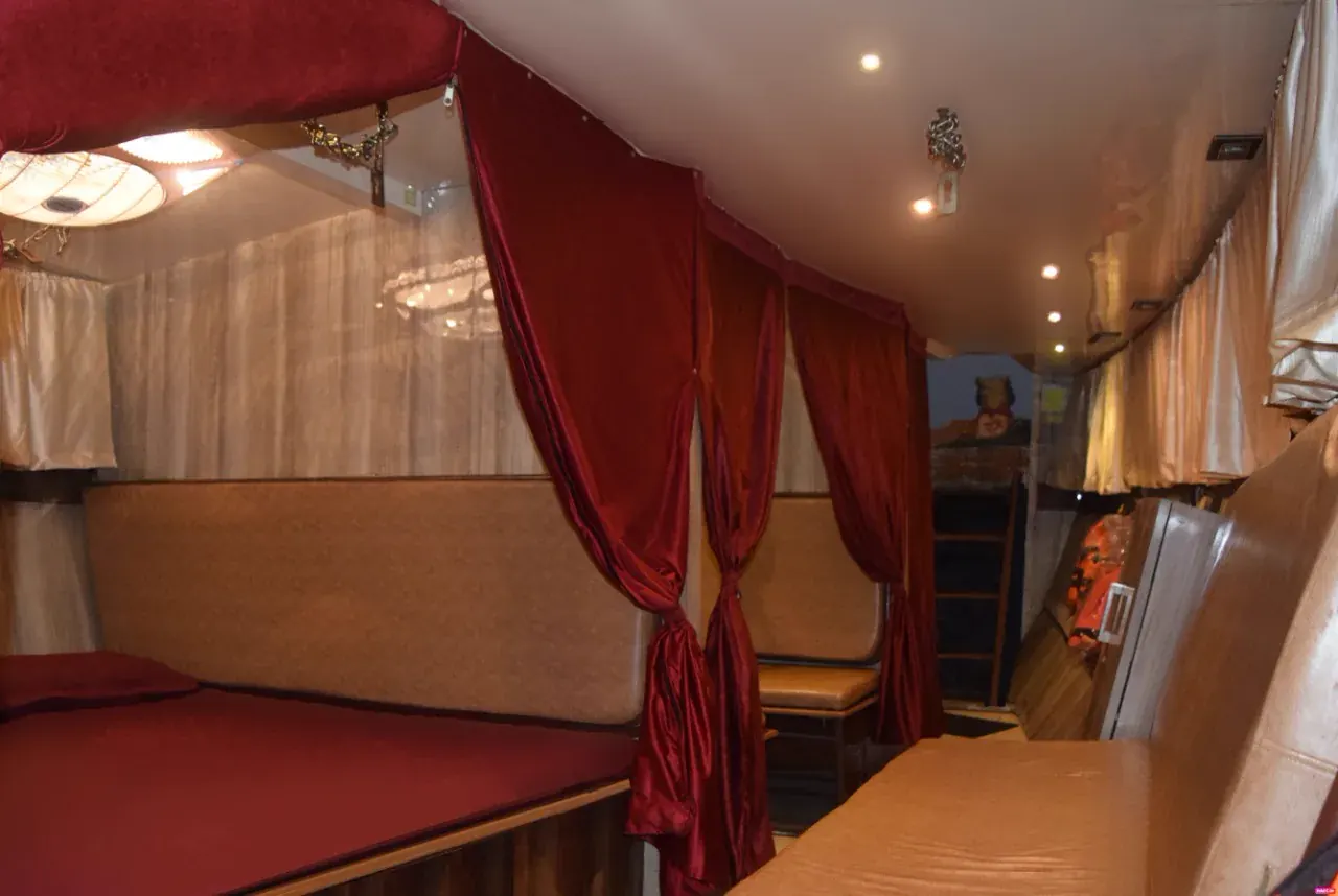 Functional double sleeping arrangement aboard Max Adventures